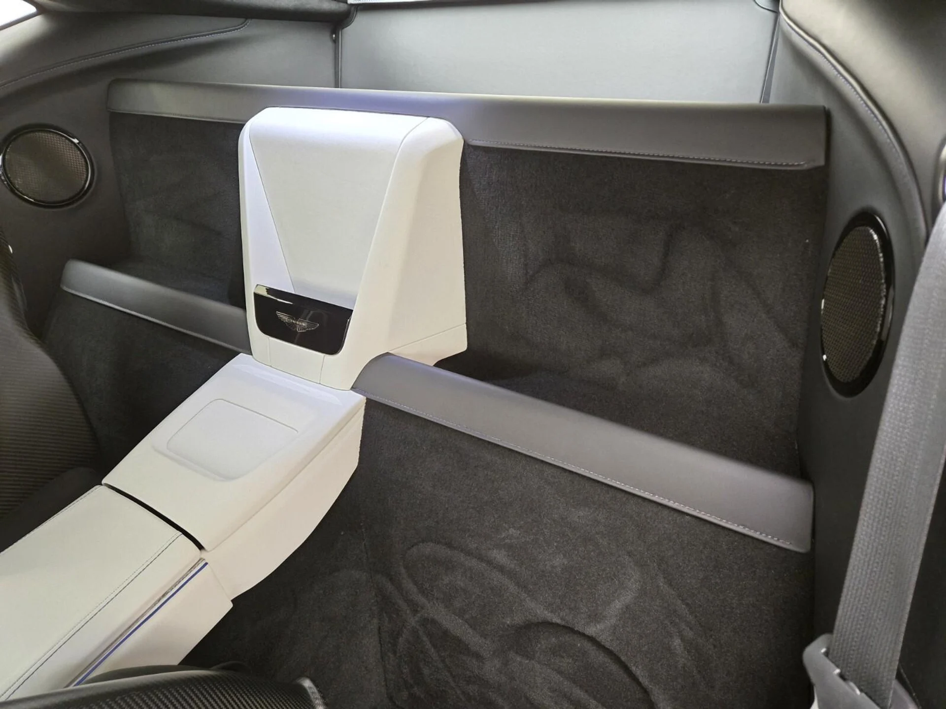 mph017_3898661941_Used_2025_Aston_Martin_Vantage_1770792731_e4d6fab195