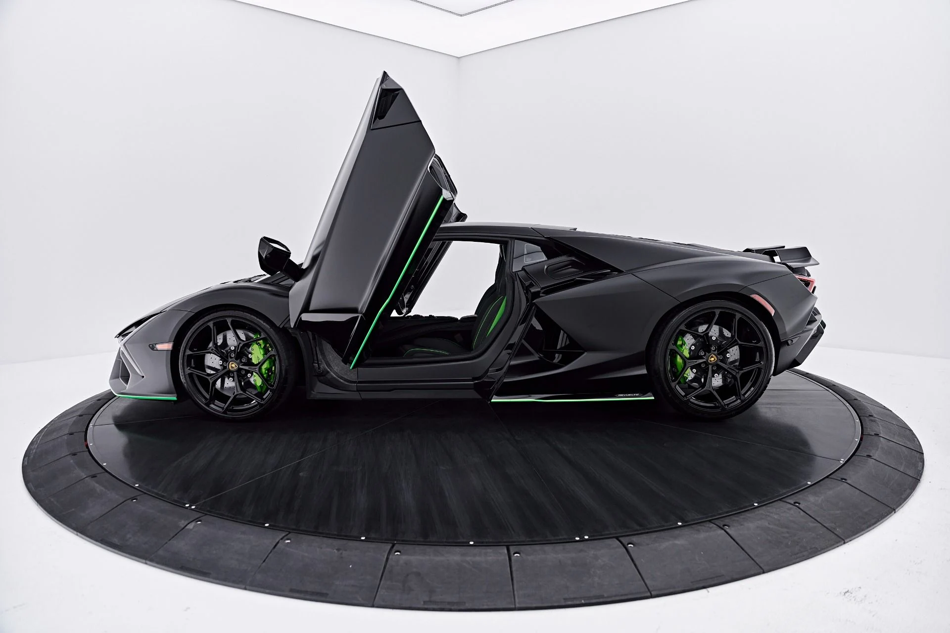 mph017_3900234850_Used_2024_Lamborghini_Revuelto_Base_1788040927_ed50c3a11b