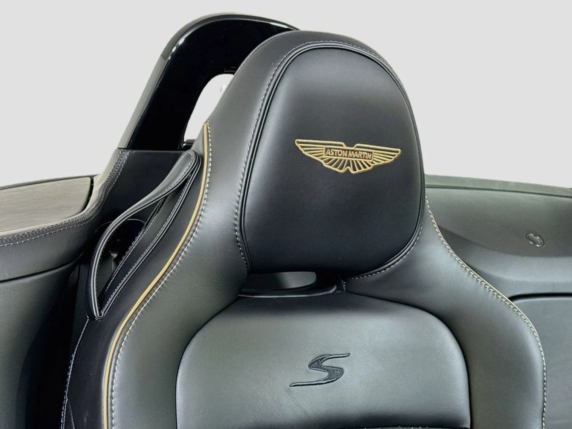 mph017_3900303857_new_2026_aston_martin_vantage_sroadster_11350_23067104_18_1024_c4beedea2c