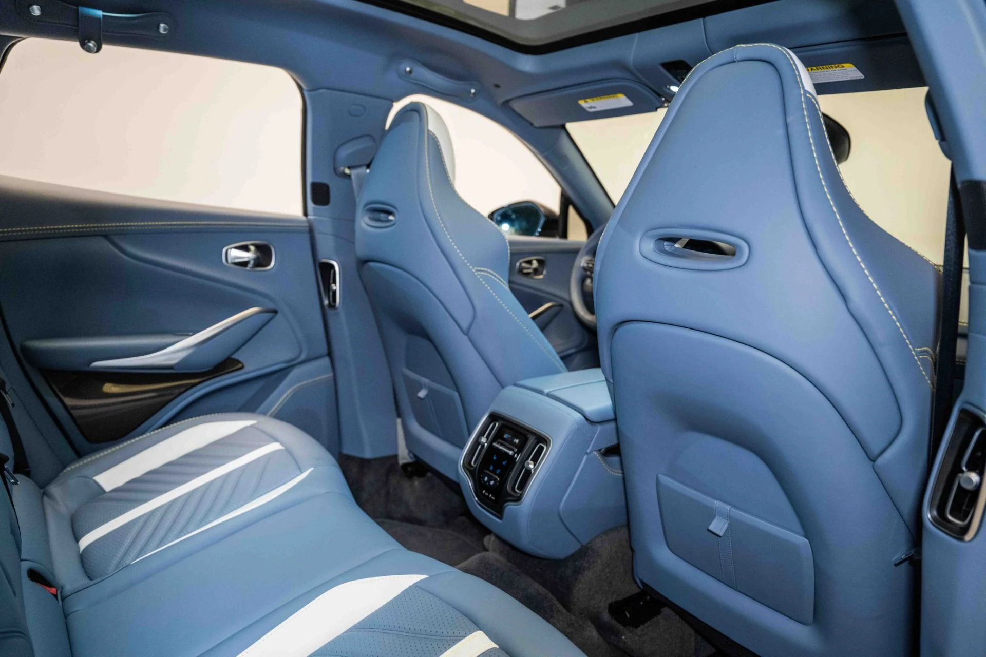 mph017_3925215203_Used_2023_Aston_Martin_DBX_707_1728832265_3daa218b63