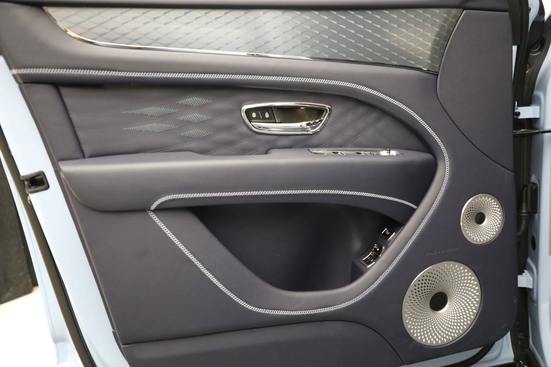 mph017_3932423525_New_2025_Bentley_Bentayga_Azure_V8_2cc275e5d5