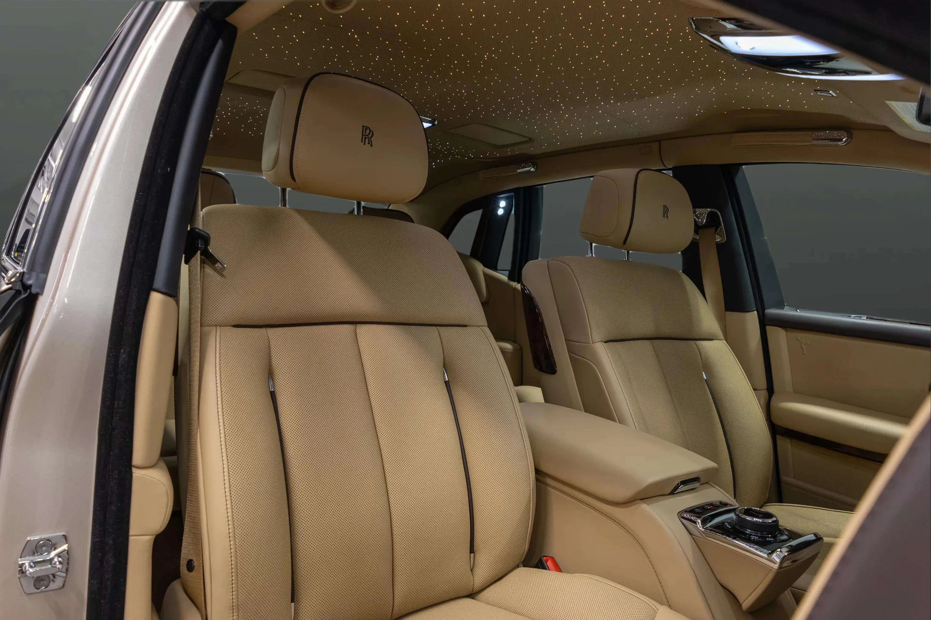 mph017_3939092861_3fbae632_9017_4411_ae4a_ded0f0d1623a_201920_Rolls_Royce20_Phantom2028_SCA_687_S59_KU_10466929_17_41d1d2038e