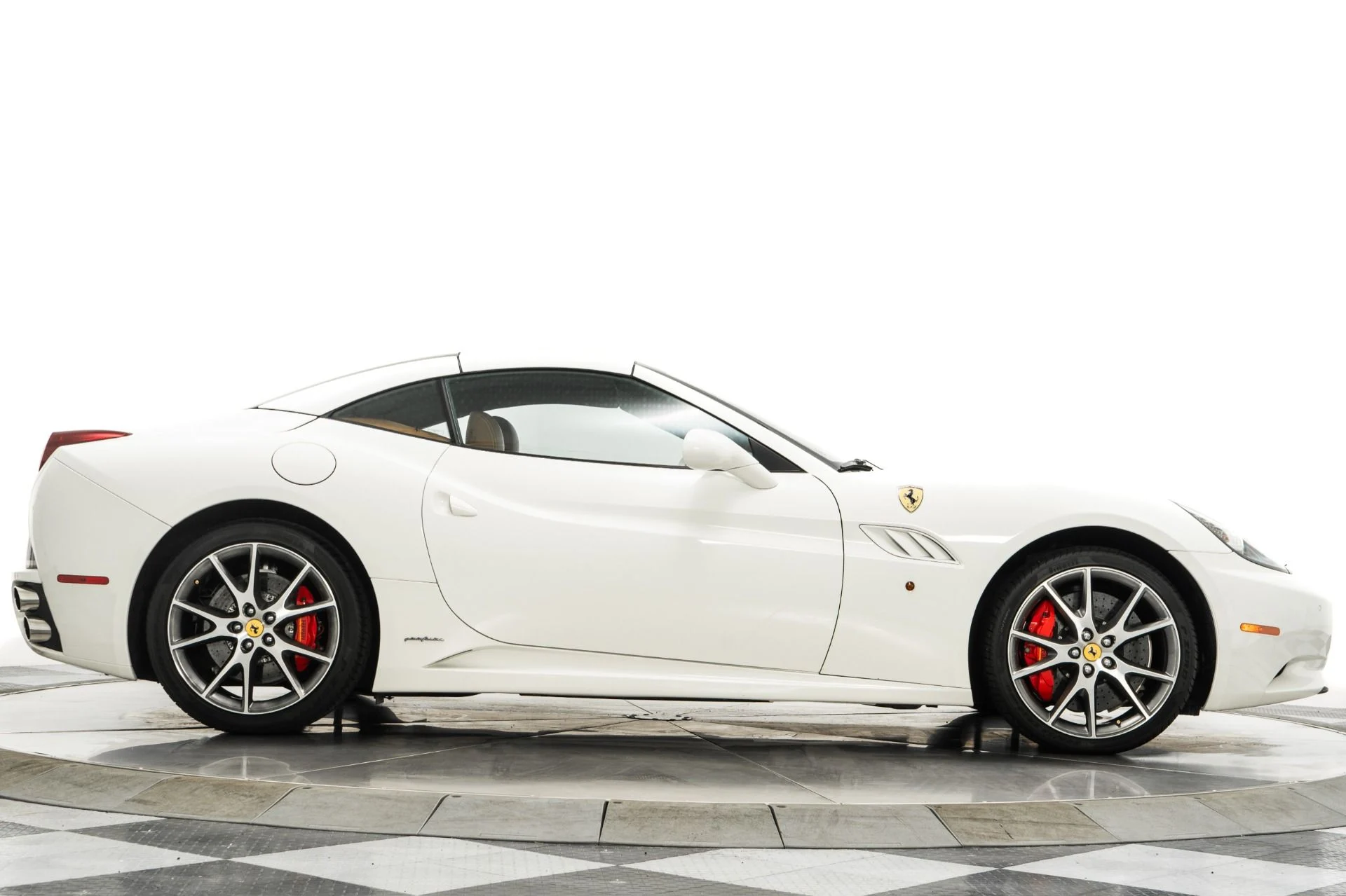 mph017_3941050910_Used_2014_Ferrari_California_1756832165_4a2cc56a26