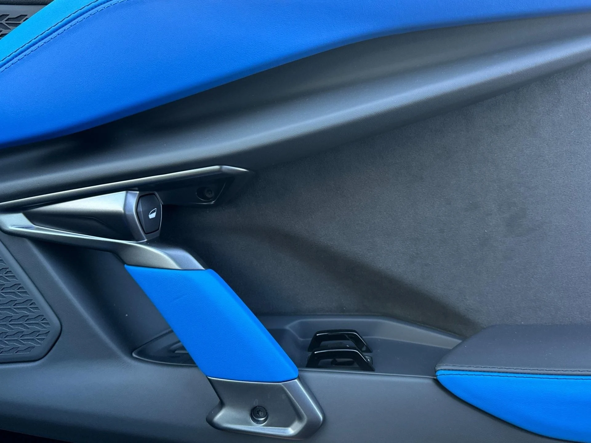 mph017_3946410157_New_2025_Lamborghini_Revuelto_Coupe_1761898381_e6a0cd01ff