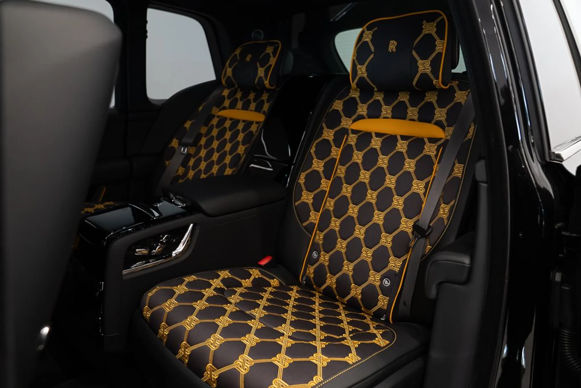 mph017_3959770750_rolls_royce_cullinan_2025_eb820675be