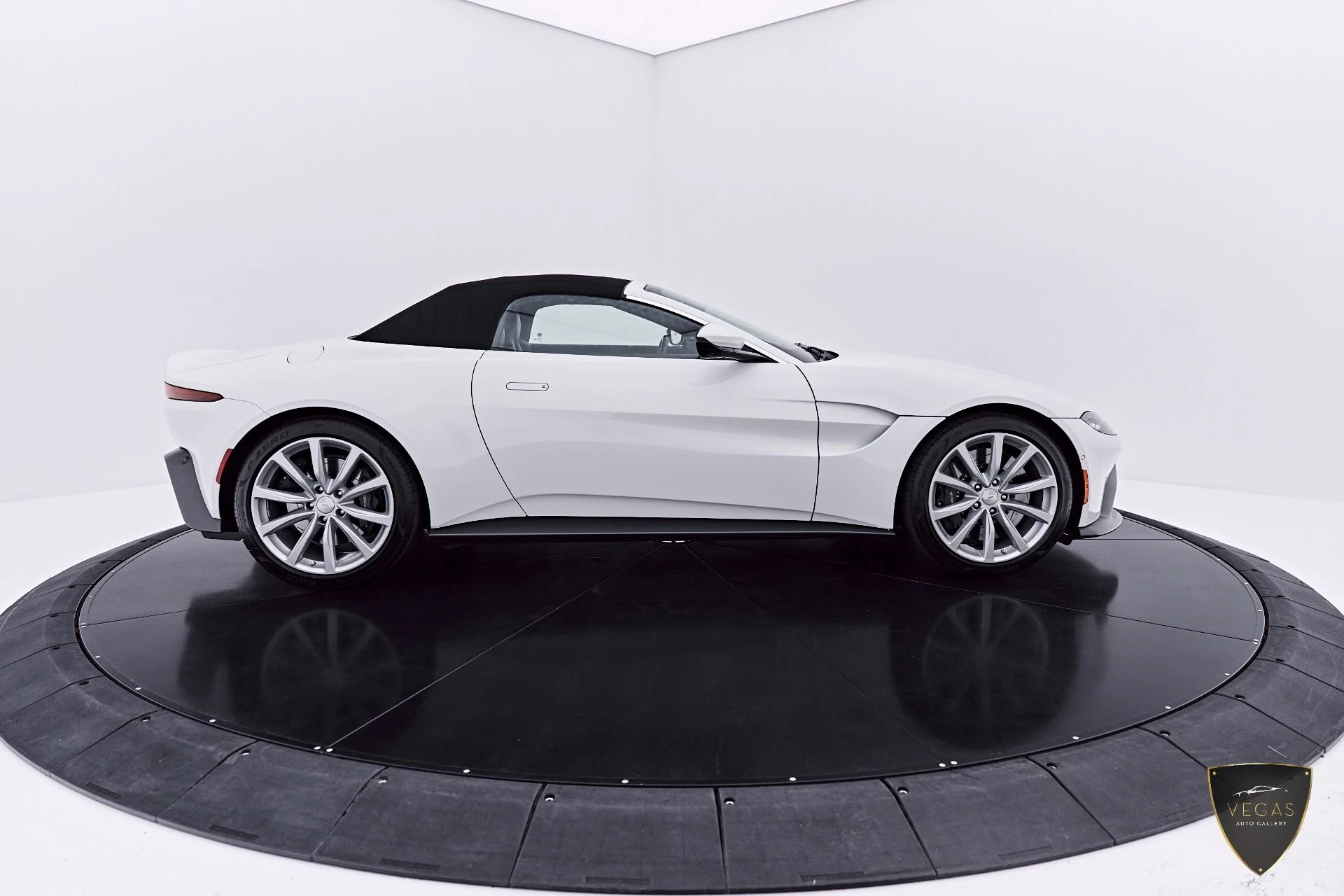 mph017_3975454784_Used_2023_Aston_Martin_Vantage_1783622414_d9153a172b