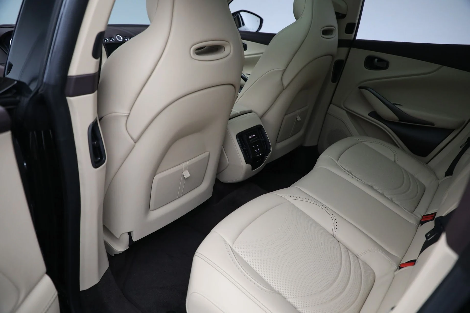 mph017_3977437698_Used_2022_Aston_Martin_DBX_1667327146_1024a2582d