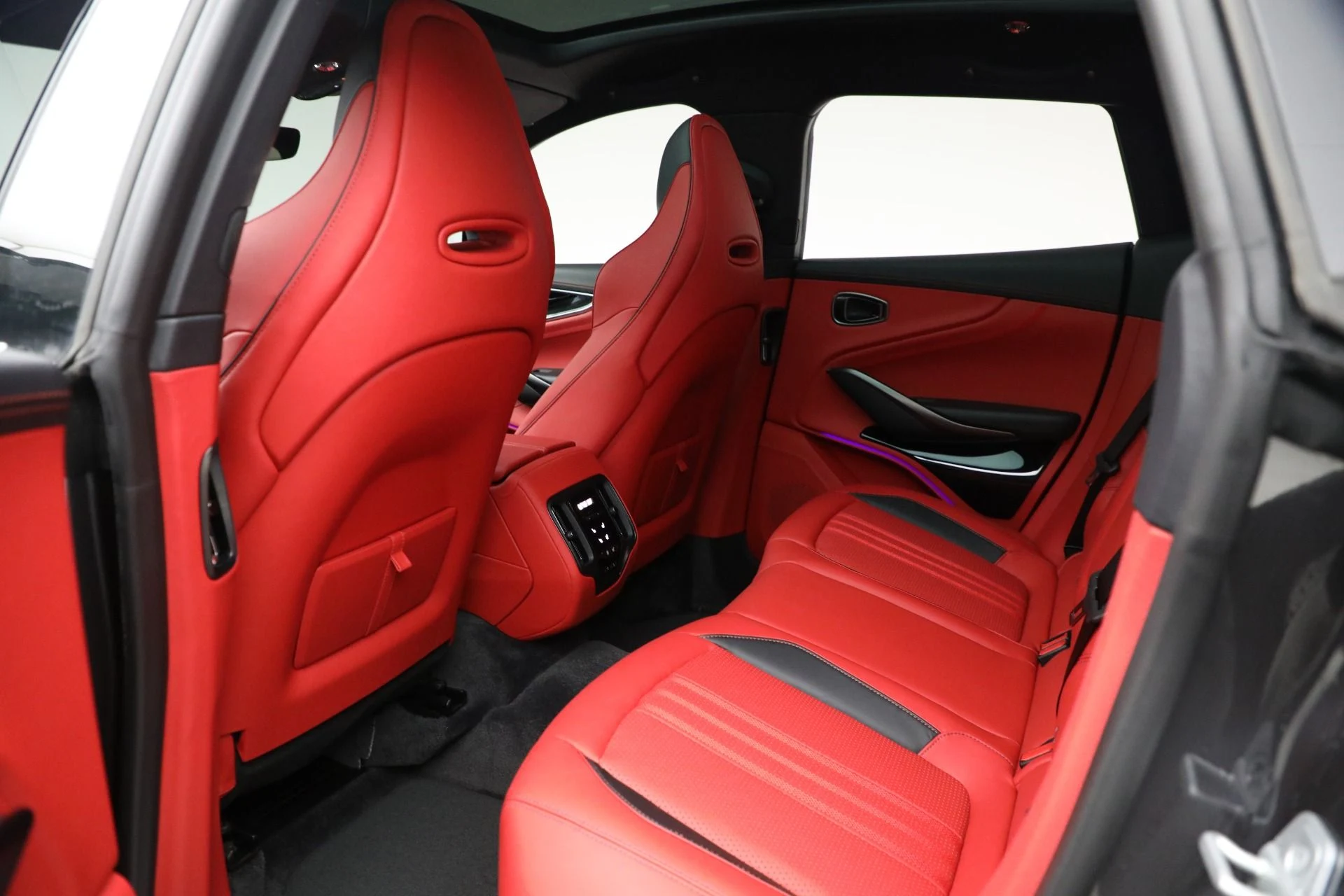 mph017_399921210_New_2025_Aston_Martin_DBX_707_ebae5bc332