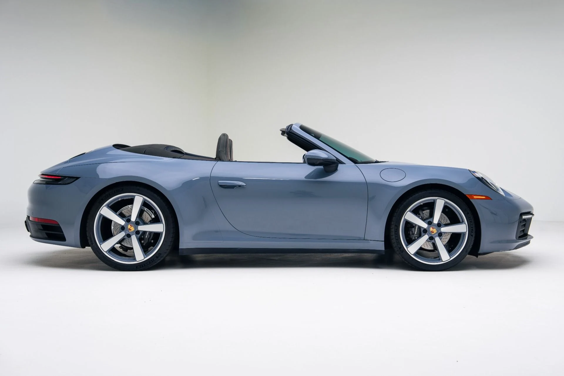 mph017_4004563261_Used_2024_Porsche_911_Carrera_1765496853_e8fab8cffa