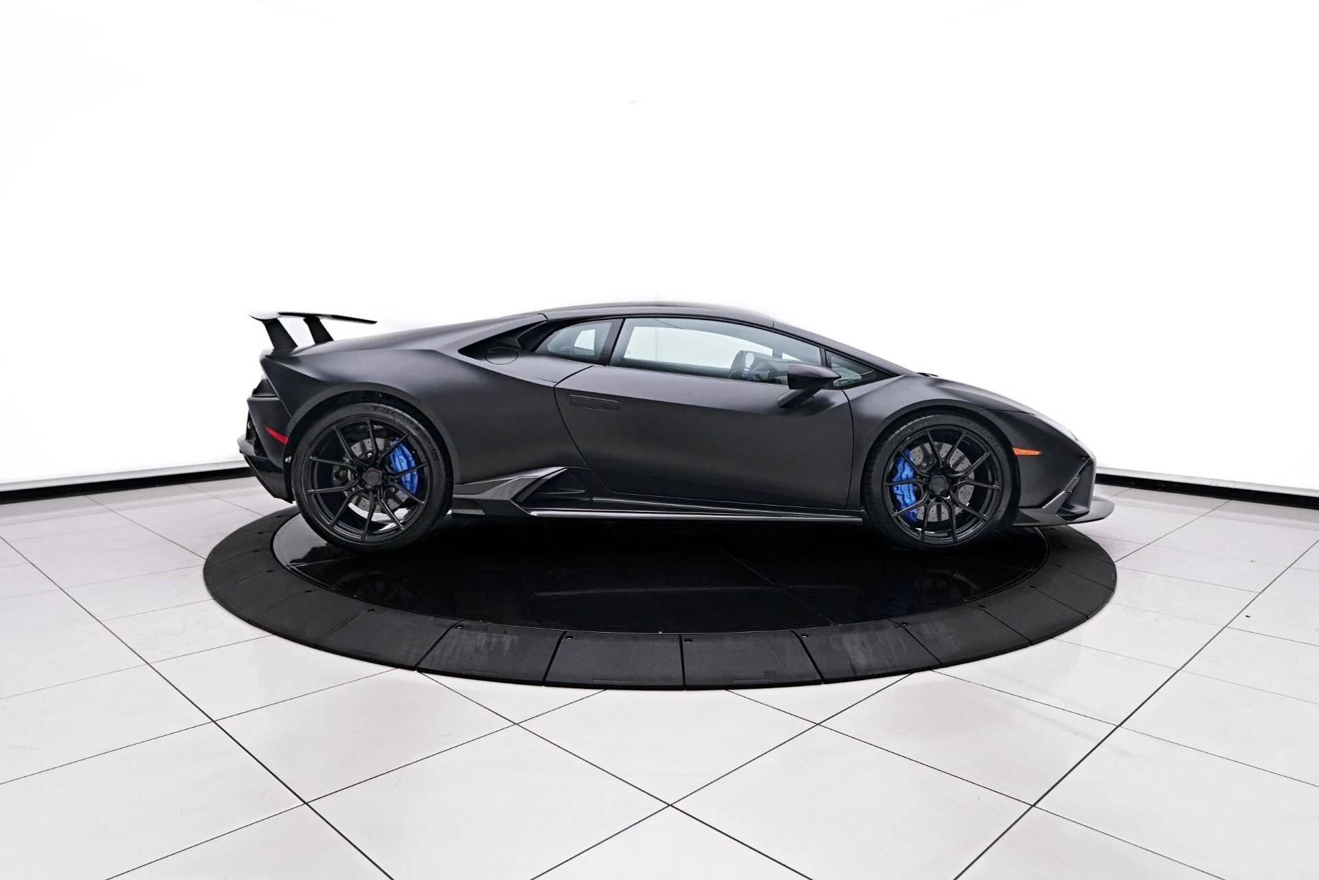 mph017_4006377820_Used_2021_Lamborghini_Huracan_EVO_Base_1758314634_379bb1d612