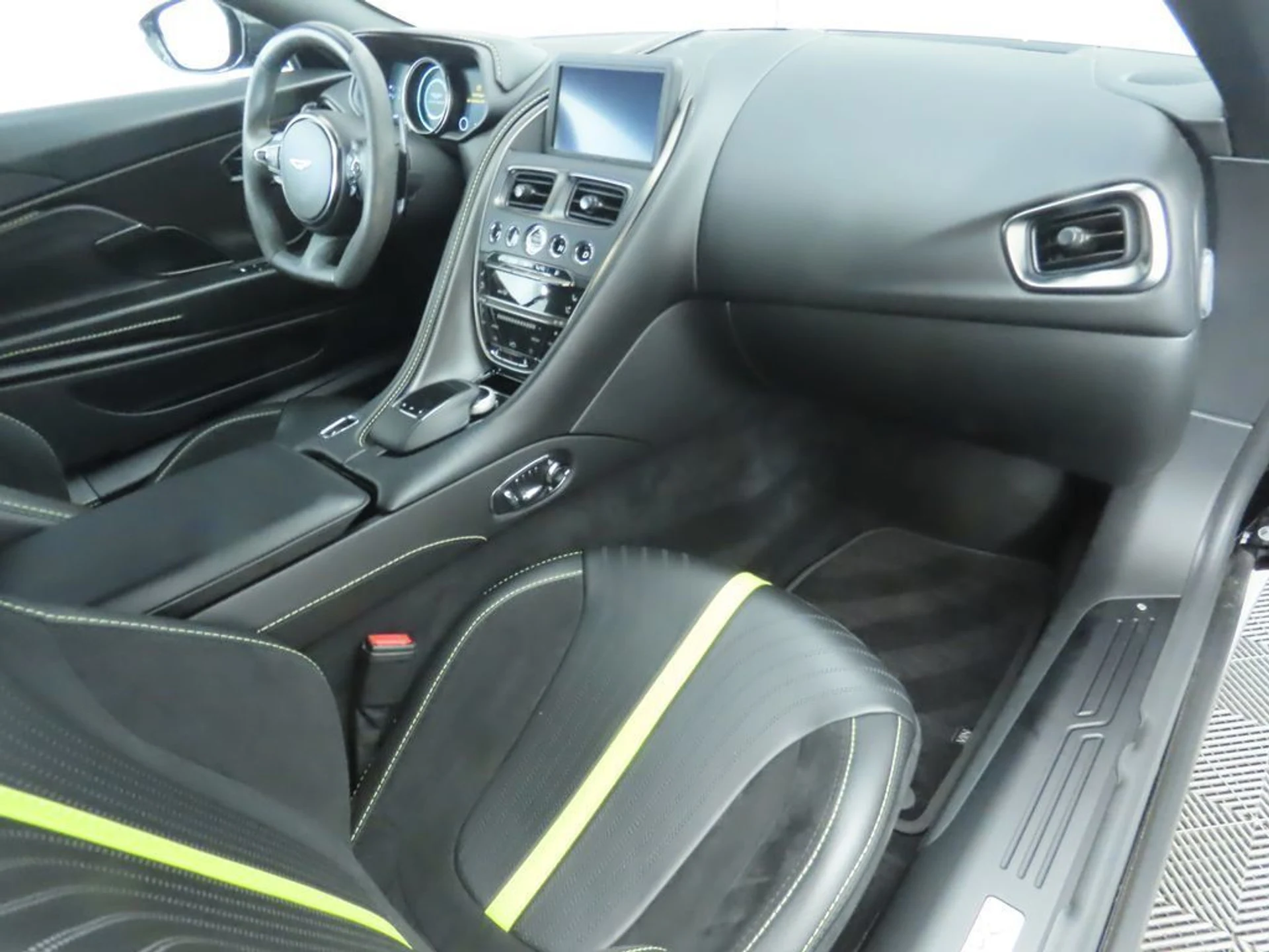 mph017_400961646_used_2019_aston_martin_db11_amrcoupe_8119_22975631_18_1024_345de4072d