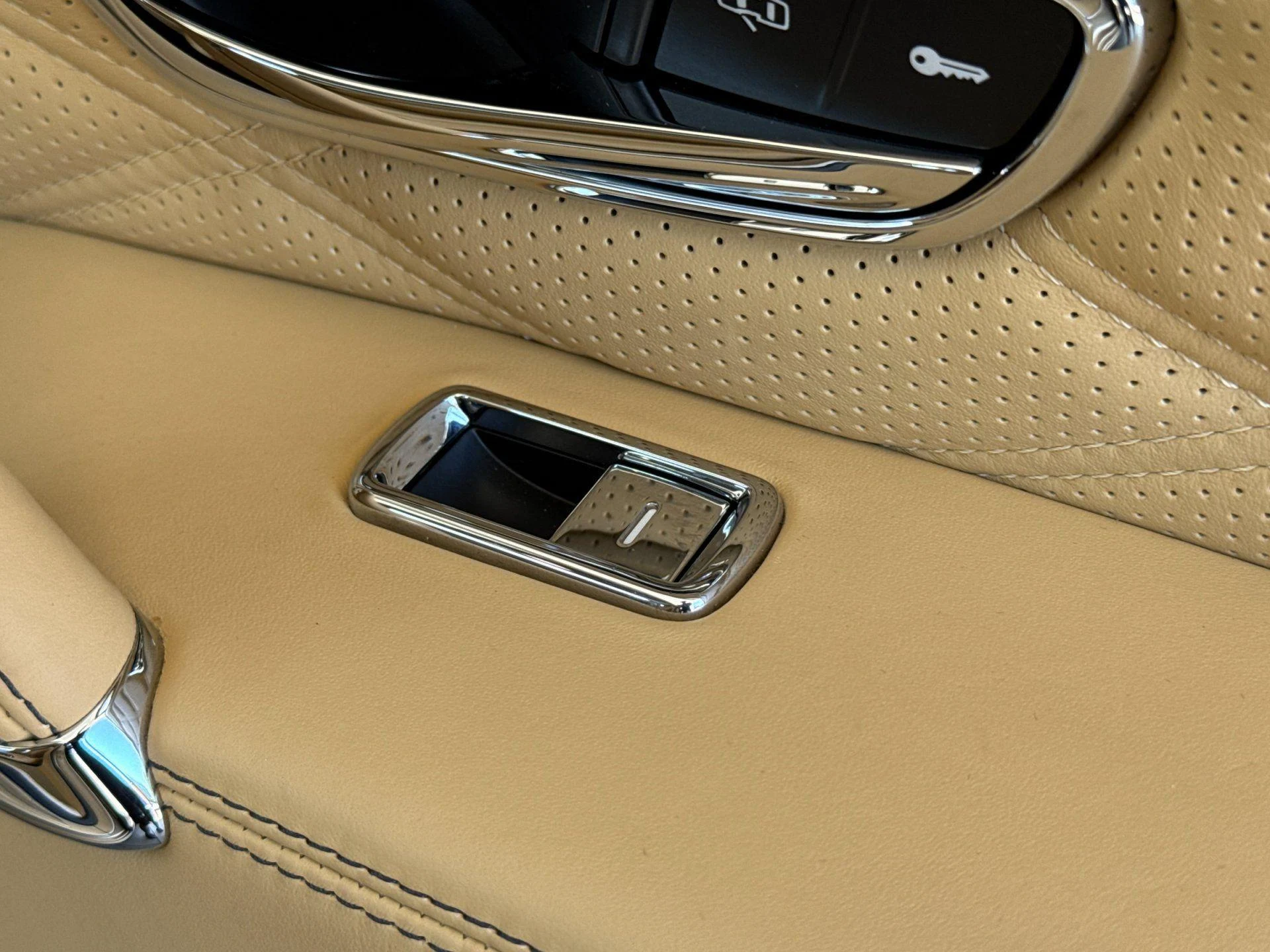 mph017_4017470349_Used_2014_Bentley_Flying_Spur_1786111344_5f94a58788