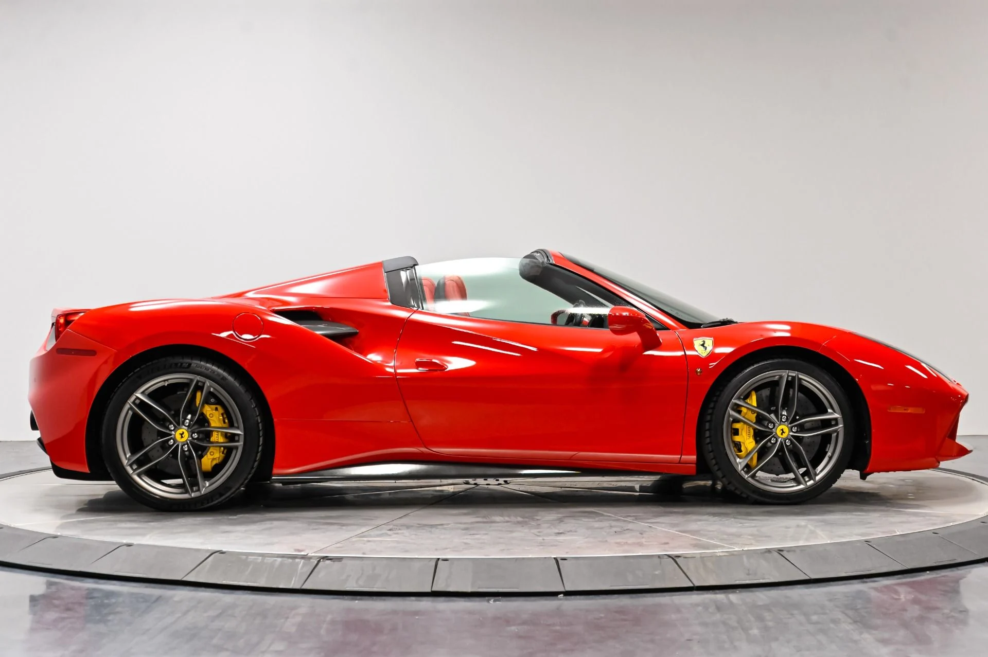 mph017_4037140527_Used_2018_Ferrari_488_Spider_1790629138_193017a34b