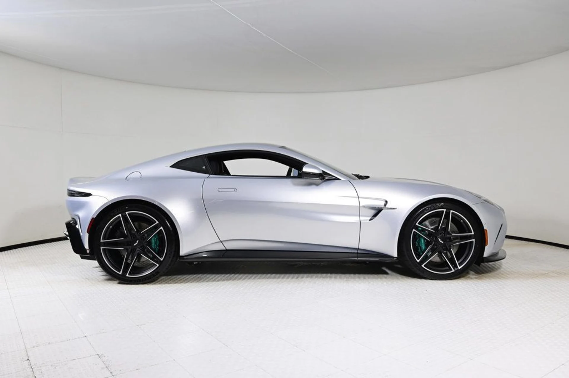 mph017_4039706726_new_2026_aston_martin_vantage_11350_22933647_17_1024_043c415e92