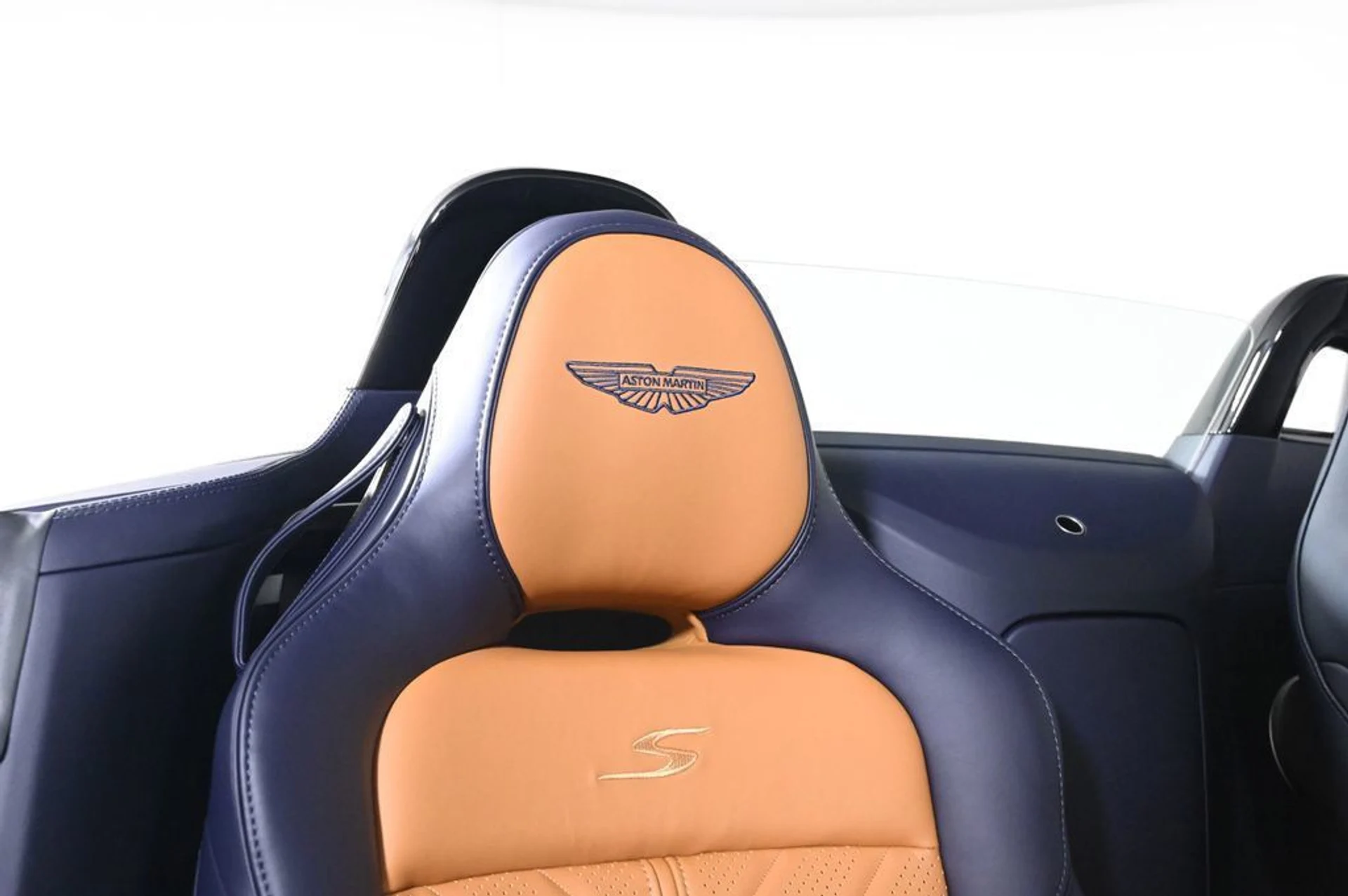 mph017_4042464209_new_2026_aston_martin_vantage_sroadster_11350_23021666_18_1024_223ec2606b