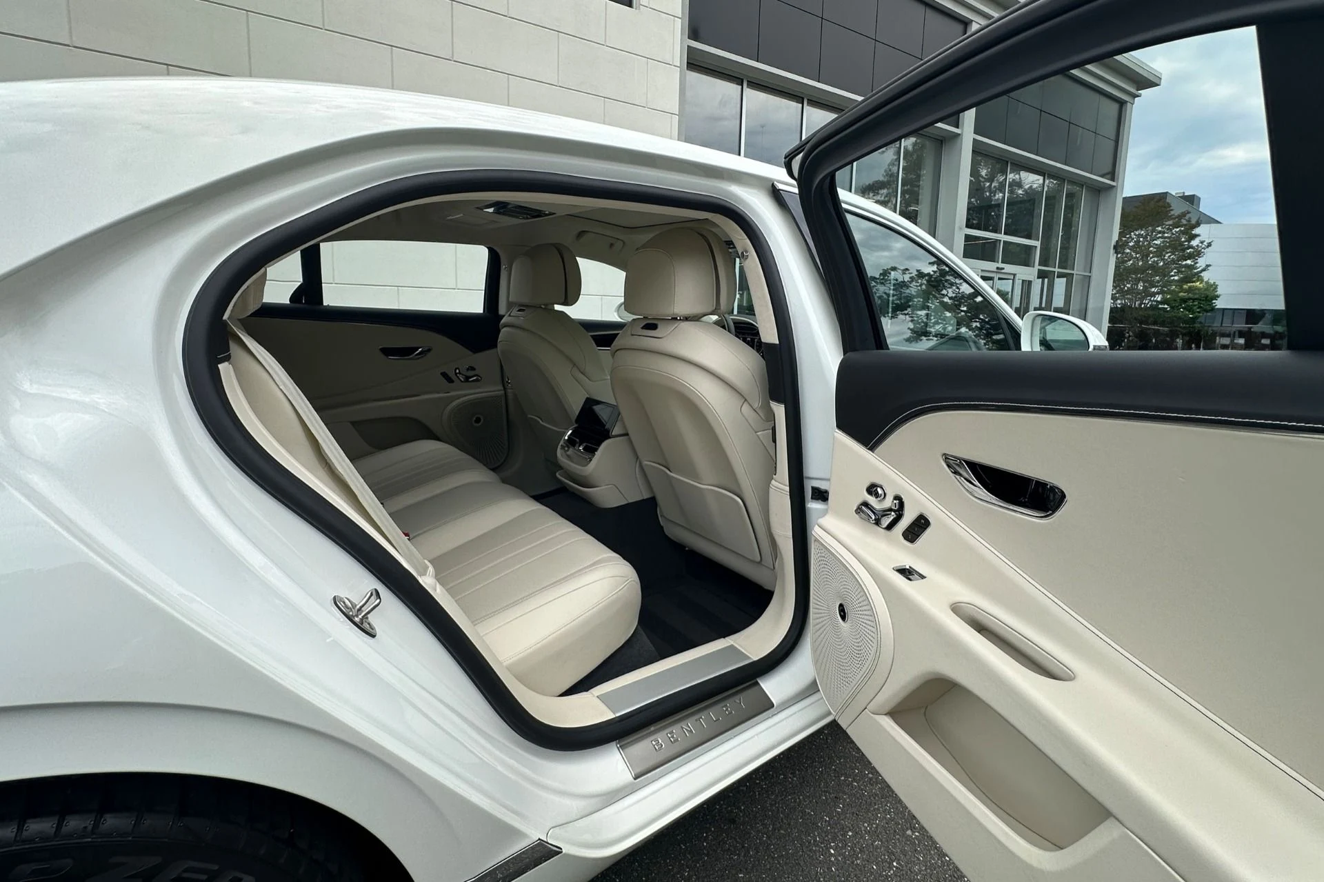 mph017_4048103547_Used_2023_Bentley_Flying_Spur_Hybrid_Hybrid_1782128898_832983f920