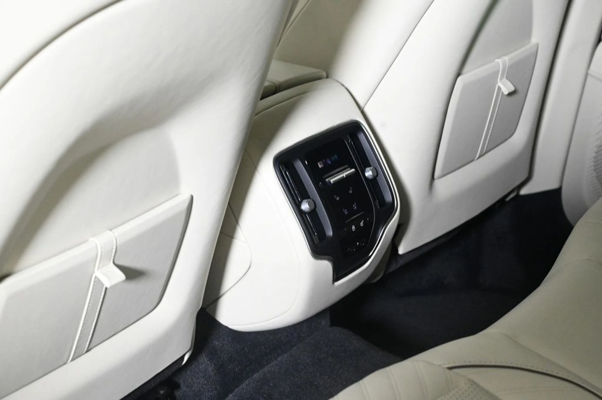 mph017_4067320564_new_2026_aston_martin_dbx_707awd_11350_22961109_17_1024_edd892a024