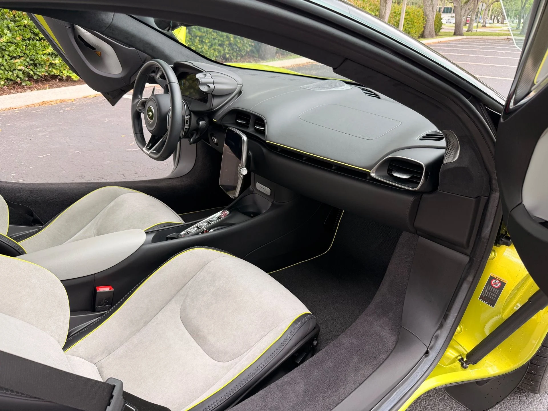 mph017_4073235144_Used_2023_Mc_Laren_Artura_1765484495_b5b11ebea2