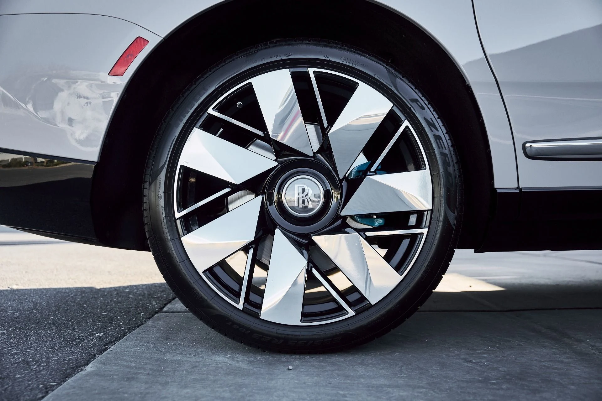 mph017_4118535418_Used_2025_Rolls_Royce_Cullinan_Base_1767668729_b9ce6c69dd