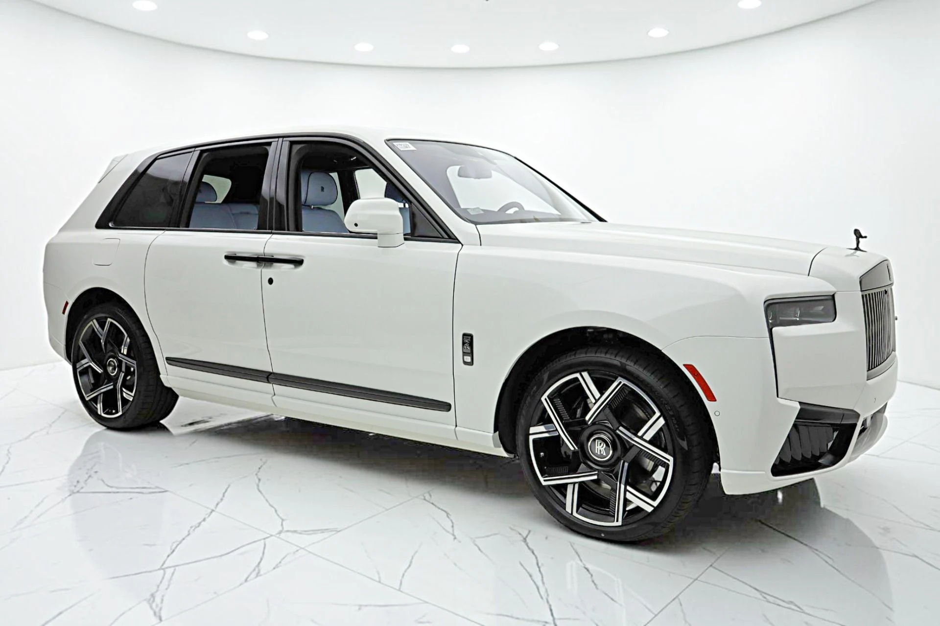 mph017_4121329377_New_2027_Rolls_Royce_Black_Badge_Cullinan_199e78f244