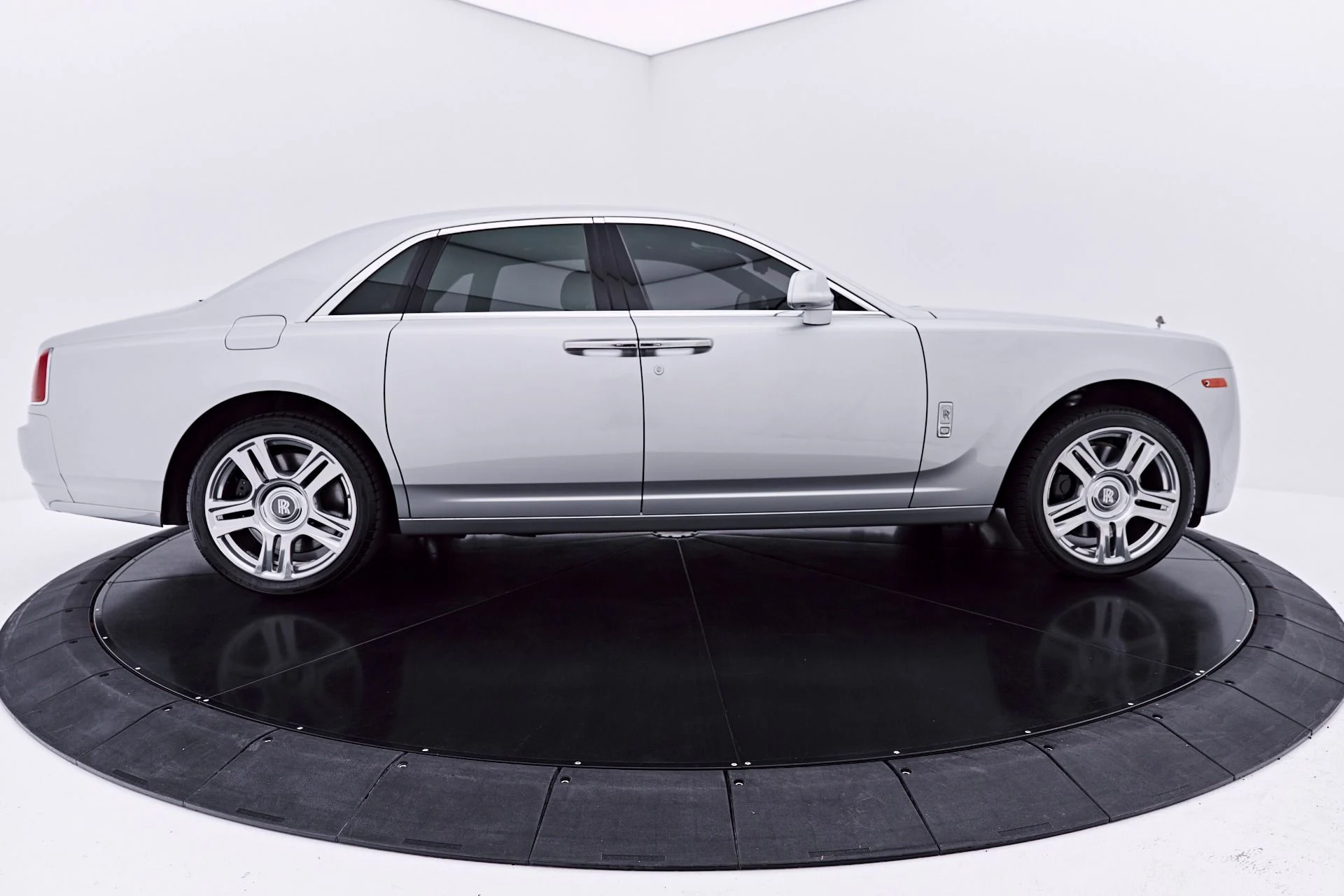mph017_4134220028_Used_2015_Rolls_Royce_Ghost_Base_1783648147_6b1704682e