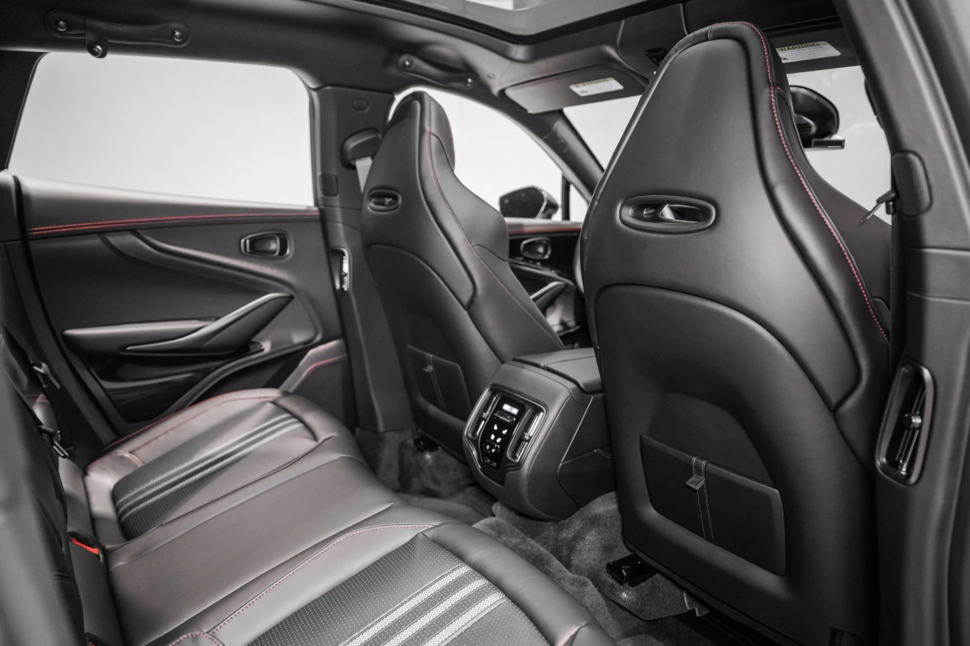 mph017_4136577424_New_2026_Aston_Martin_DBX_707_1765217762_9952ec62a7