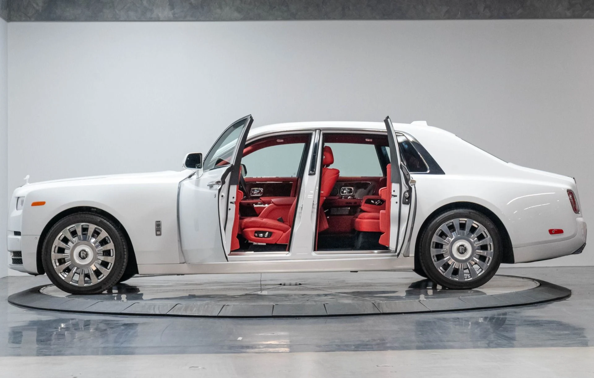 mph017_4154505690_Used_2019_Rolls_Royce_Phantom_1787168421_7a70647cd0