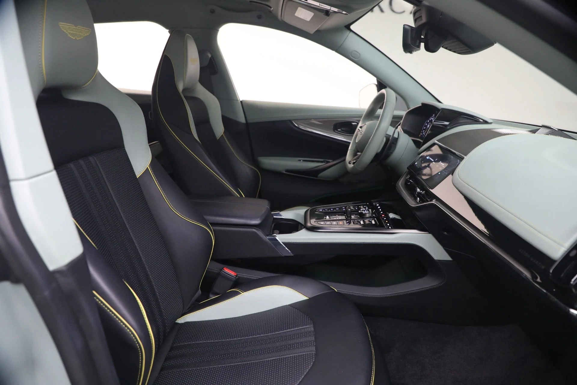 mph017_4161883877_Used_2025_Aston_Martin_DBX_707_1782571135_122930017c