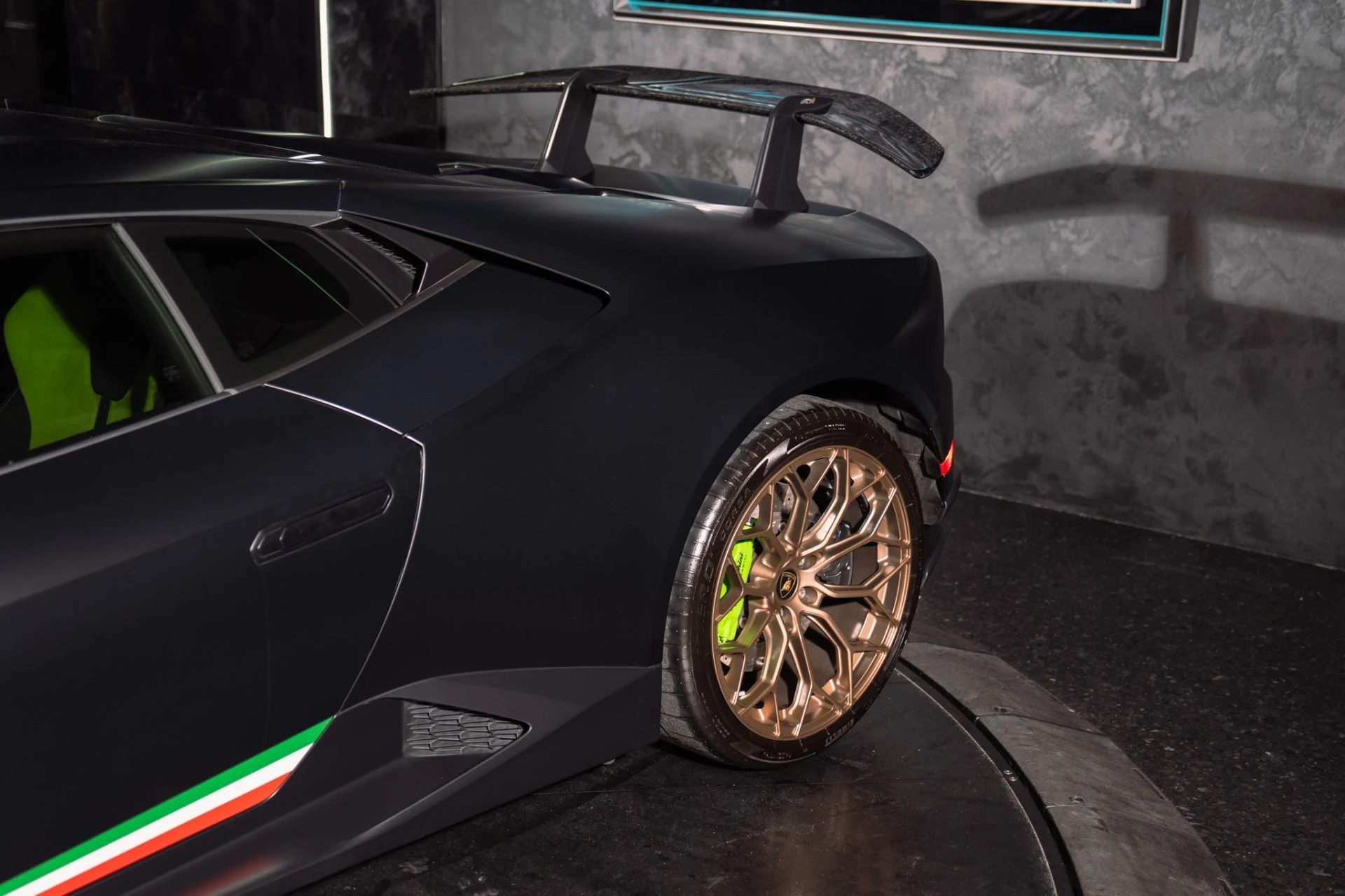 mph017_4164481375_Used_2018_Lamborghini_Huracan_LP_640_4_Performante_Ad_Personam_Paint_and_Interior_Massive_Sticker_1791560590_4107308ea7