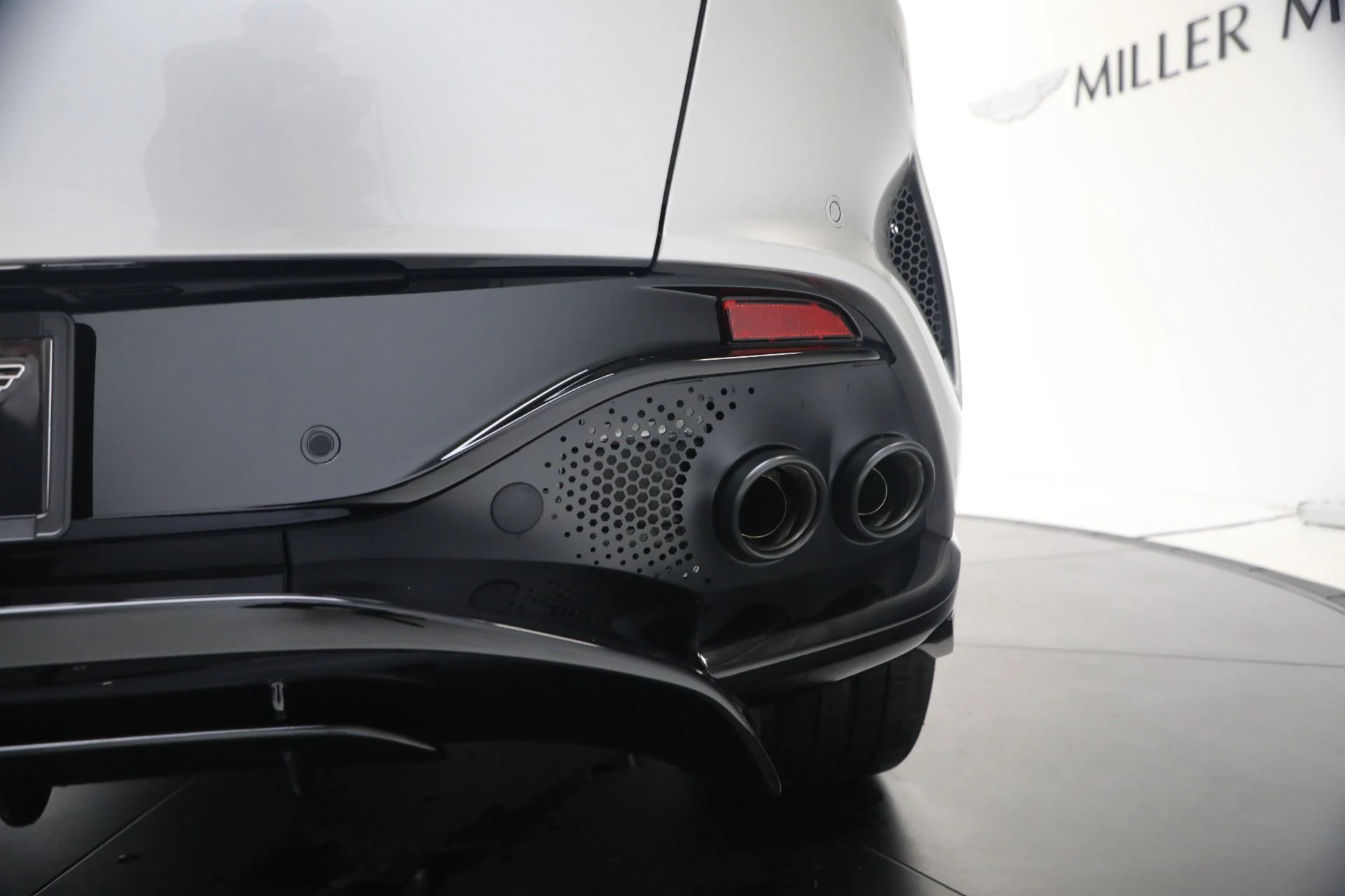 mph017_4168358172_New_2026_Aston_Martin_DBX_707_1767813169_4a3592411d