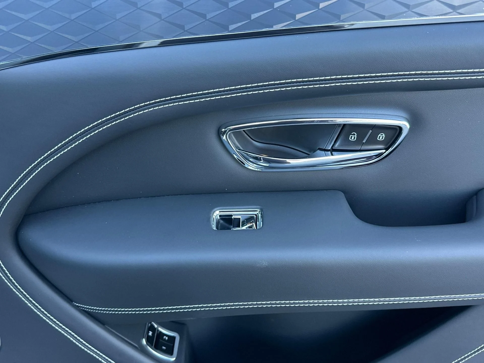 mph017_4171890577_New_2025_Bentley_Bentayga_V8_1755698838_10b3a1a38d