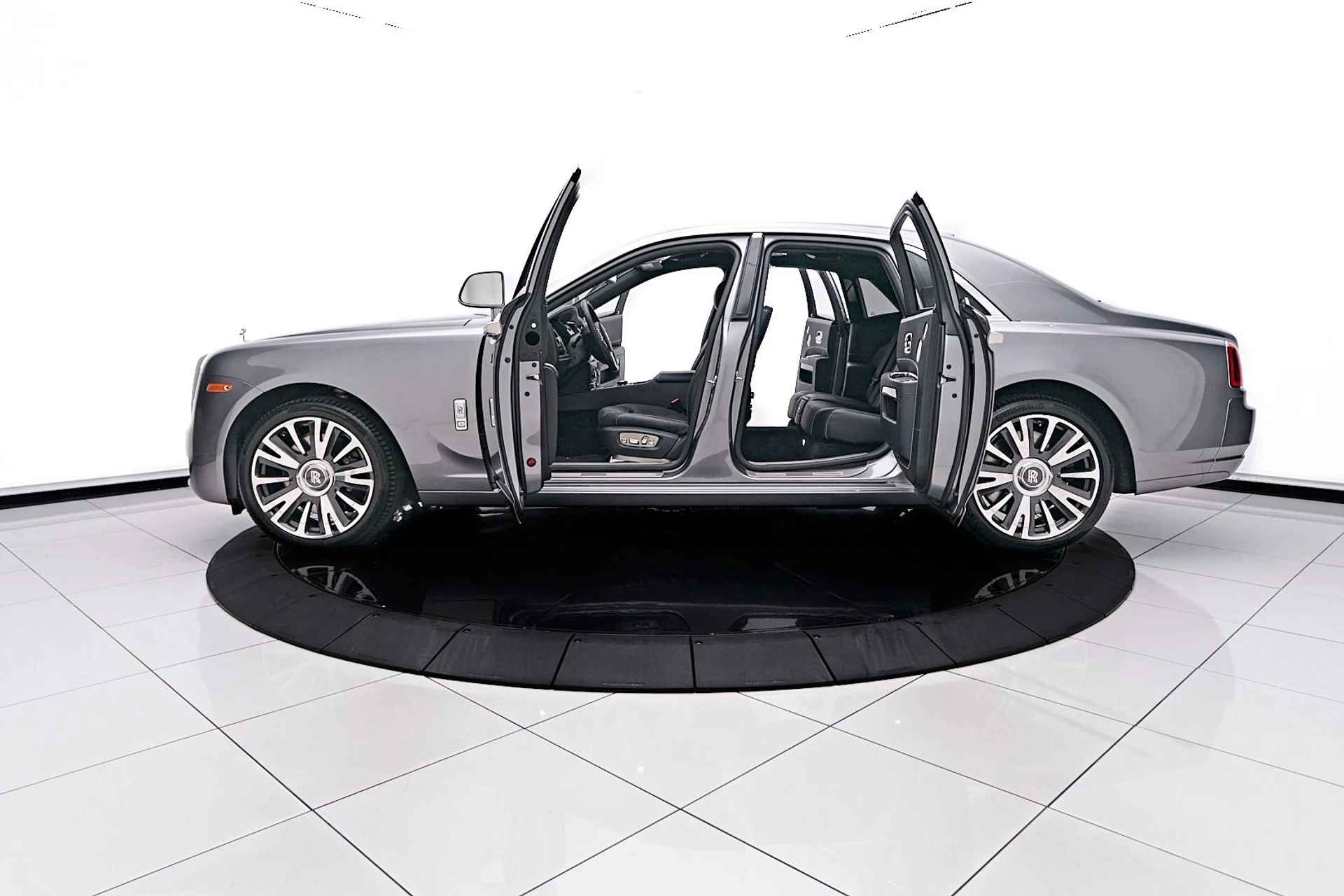 mph017_4177706682_Used_2019_Rolls_Royce_Ghost_Base_1744847276_fff6119ffe