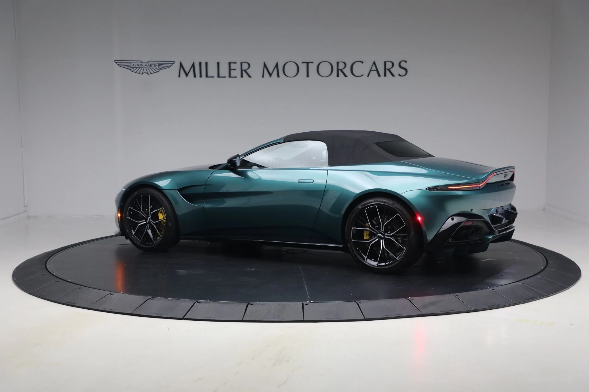mph017_4185011781_Used_2023_Aston_Martin_Vantage_V8_1791917155_646e08897a