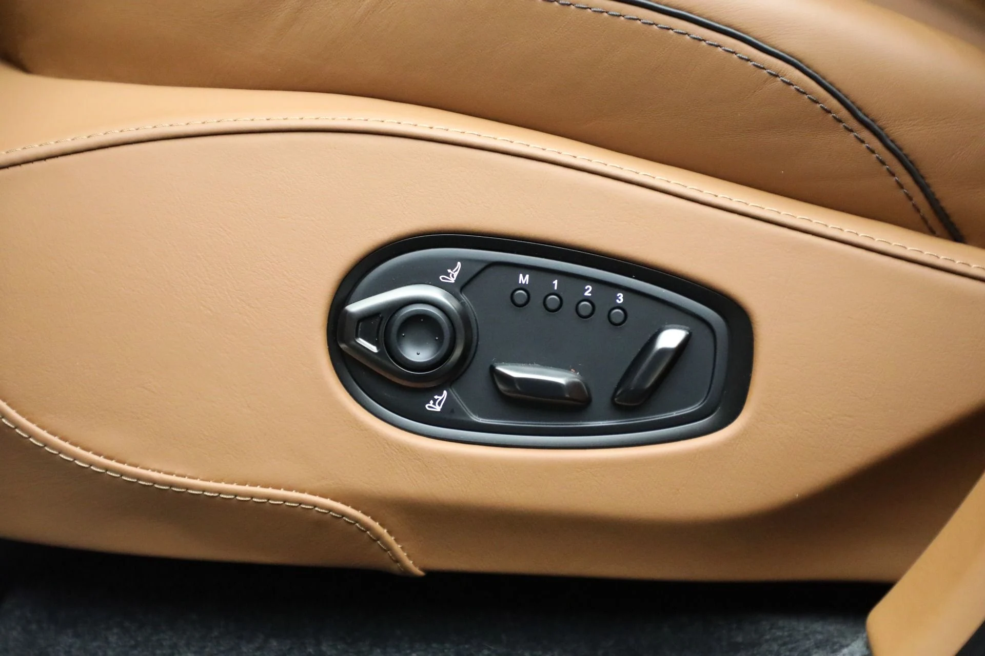 mph017_4187921311_New_2025_Aston_Martin_DBX_707_4b6986ce28