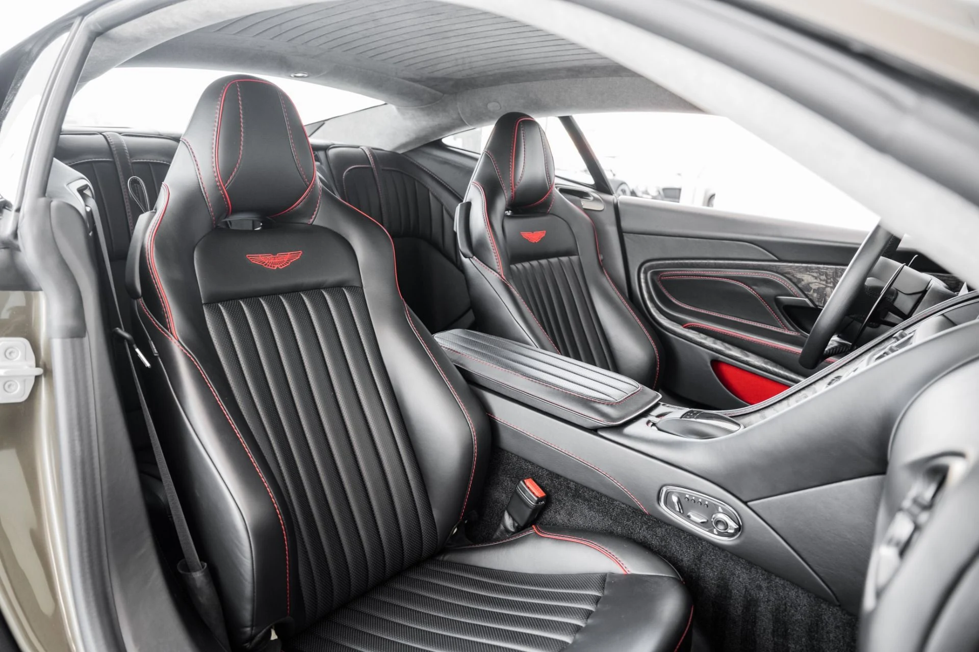 mph017_4204837398_Used_2020_Aston_Martin_DBS_Superleggera_007_OHMSS_Edition_1679175725_a7c52f36a9