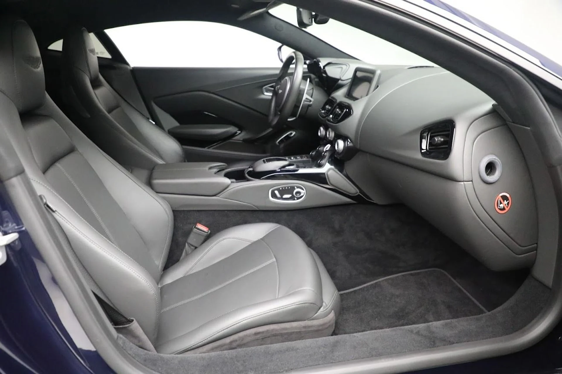 mph017_4228768546_Used_2020_Aston_Martin_Vantage_1642280787_38e3869817