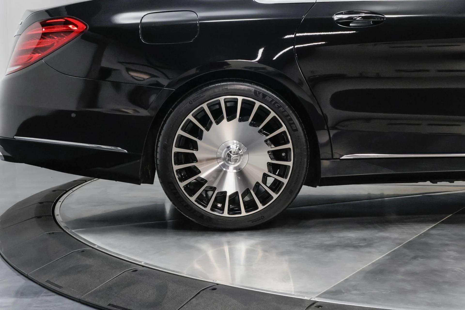 mph017_4247015110_Used_2019_Mercedes_Benz_S_Class_Maybach_S_560_4_MATIC_1761681414_7e7709b81f