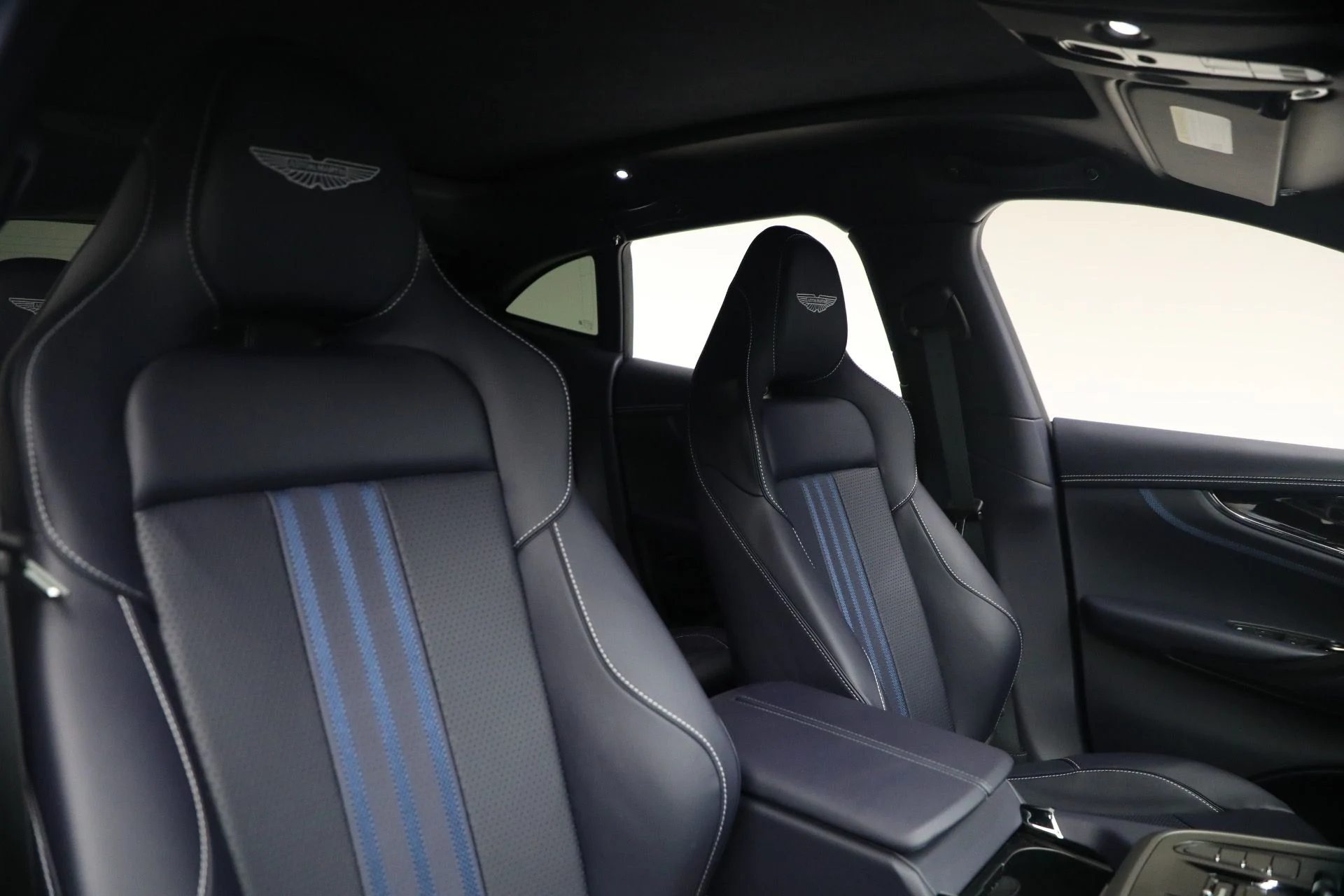 mph017_4266494165_New_2026_Aston_Martin_DBX_707_1767992936_3ede3fd6fa