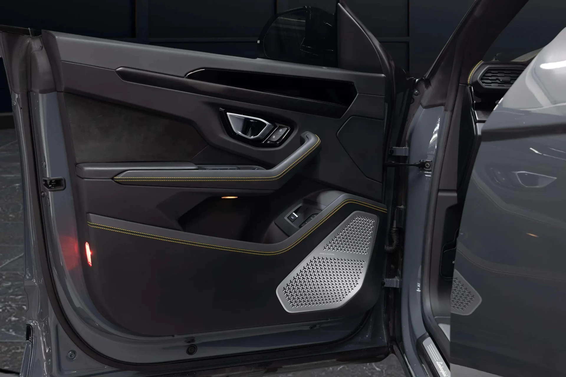 mph017_4277055861_62fa8a24_caa6_47d2_81c1_804878b5a0f0_202320_Lamborghini20_Urus20_S2028_ZPBCB_3_ZL_4_PLA_2366129_18_60304fc256