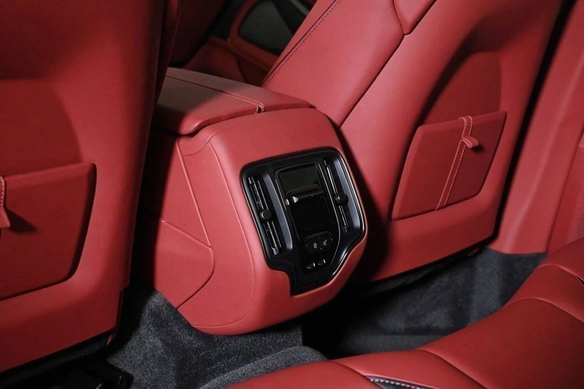 mph017_427711880_new_2025_aston_martin_dbx_707awd_11350_22854625_17_1024_6e47b791a4