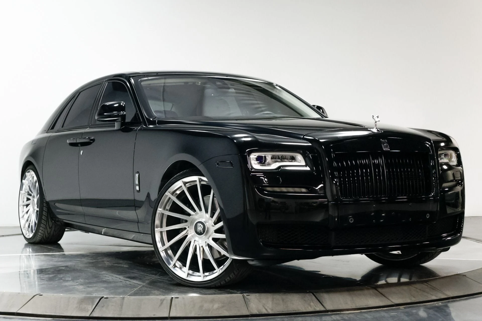 mph017_42901465_Used_2015_Rolls_Royce_Ghost_Base_1760537897_27bbf620b8