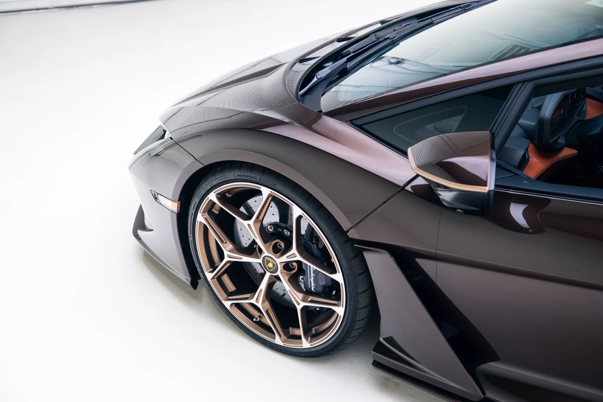 mph017_4292060064_Used_2025_Lamborghini_Revuelto_1764978573_2a3da72000