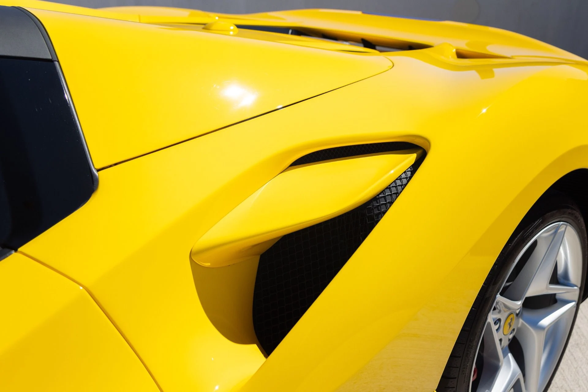 mph017_449393172_Used_2022_Ferrari_F8_Spider_1790977695_b585f9578f