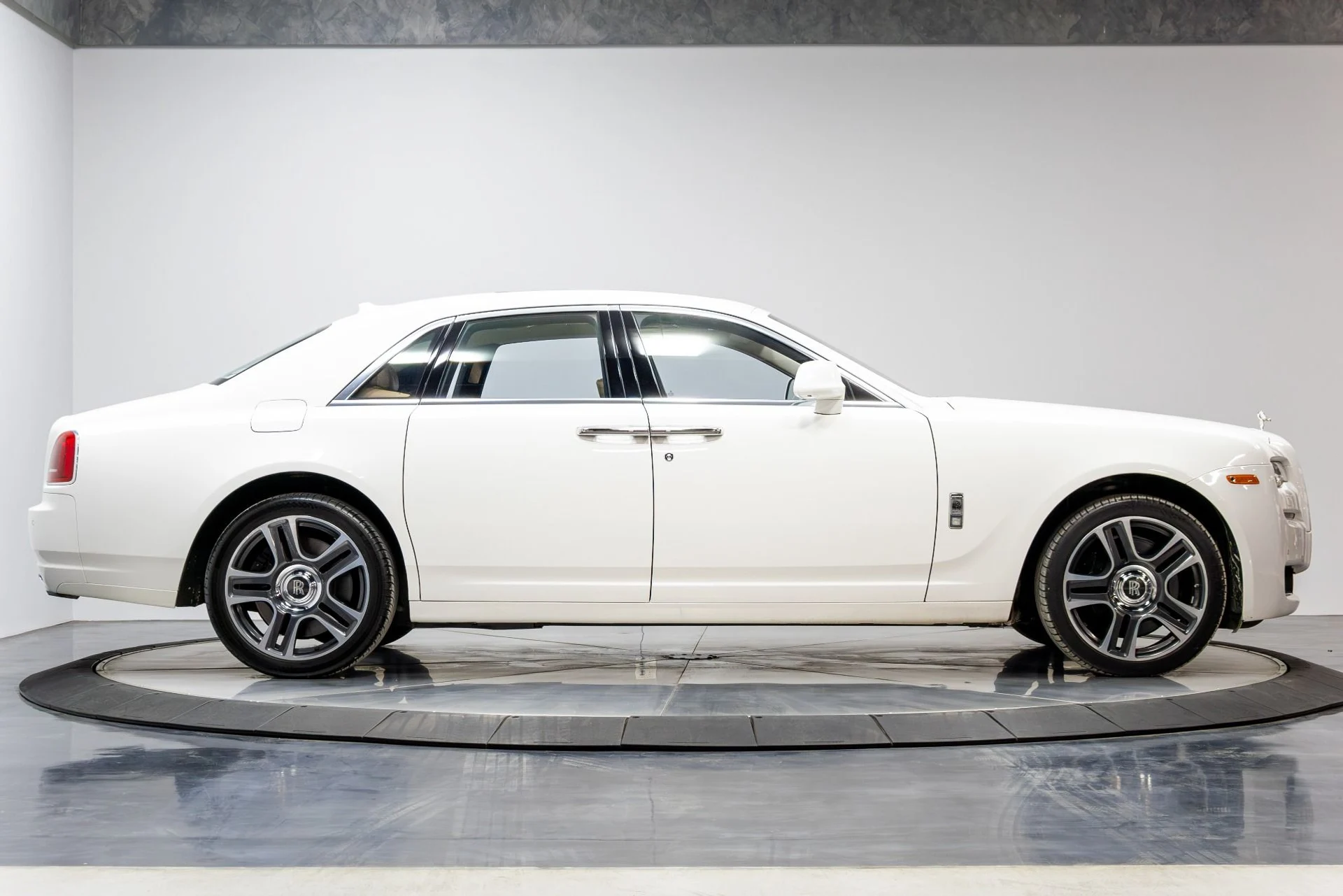 mph017_451400055_Used_2017_Rolls_Royce_Ghost_1774888920_e59de0f564