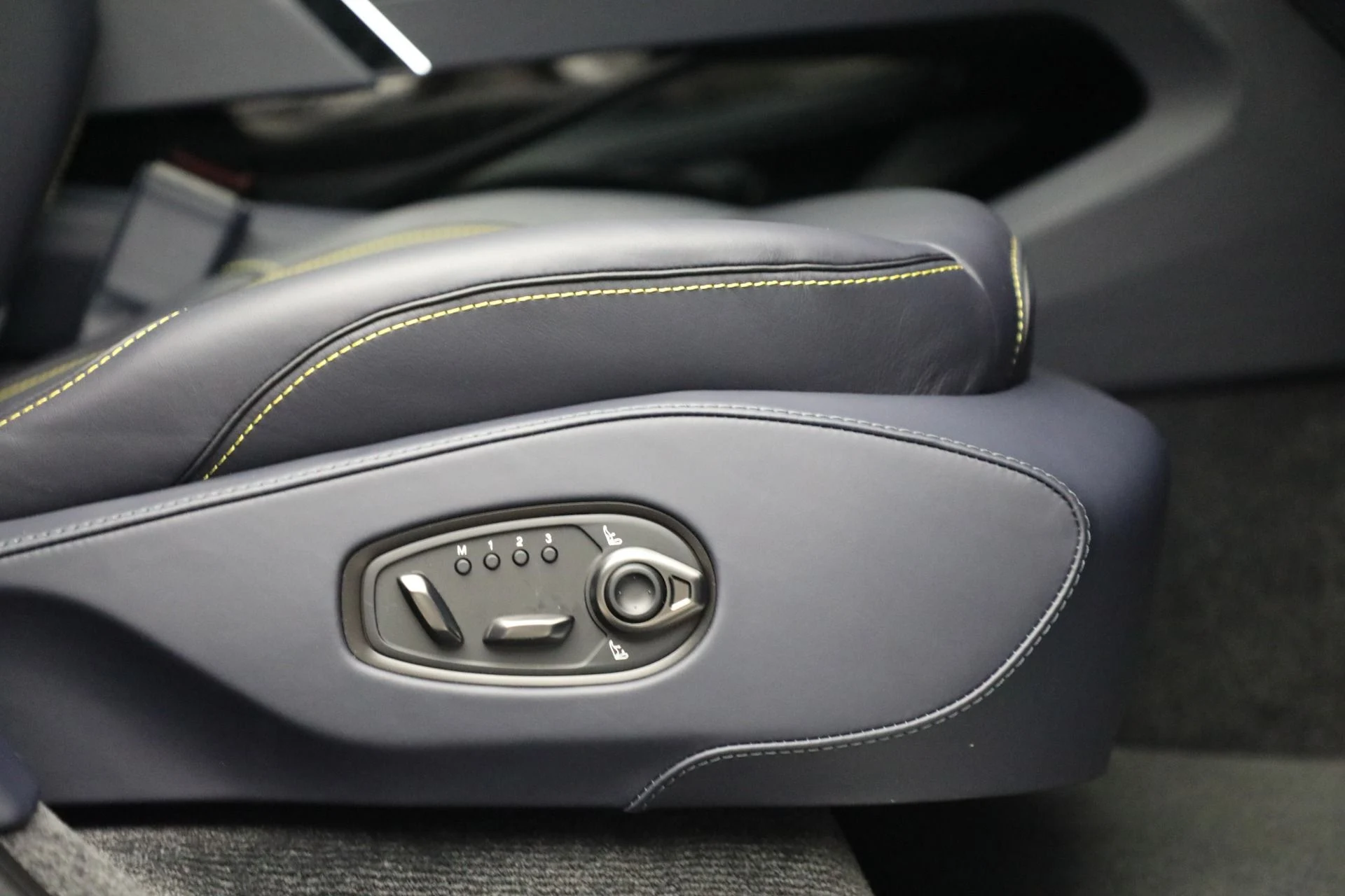 mph017_466645448_New_2025_Aston_Martin_DBX_707_707_b06e1e3e11