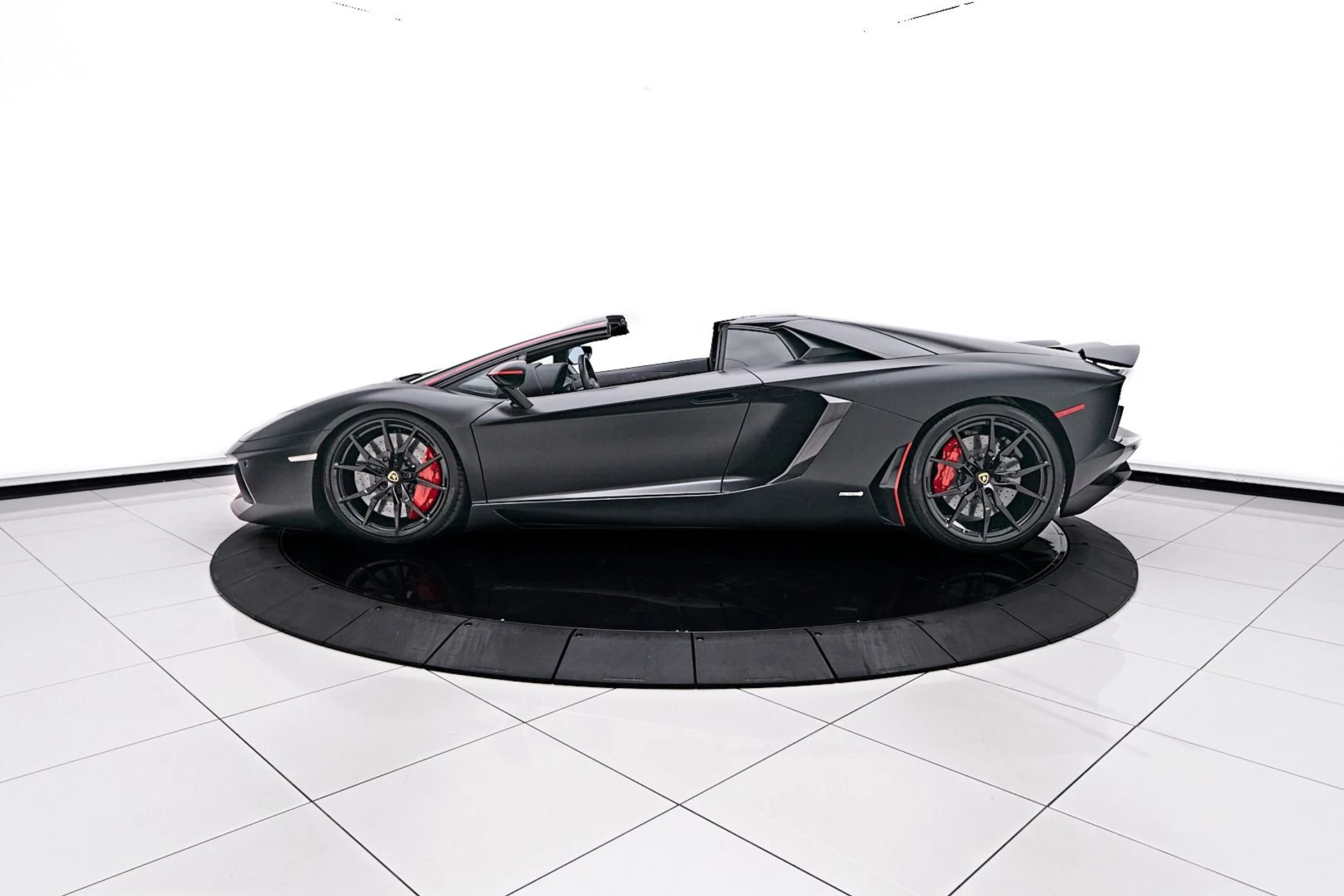 mph017_469101812_Used_2016_Lamborghini_Aventador_LP_700_4_1745086156_78f2f72b65