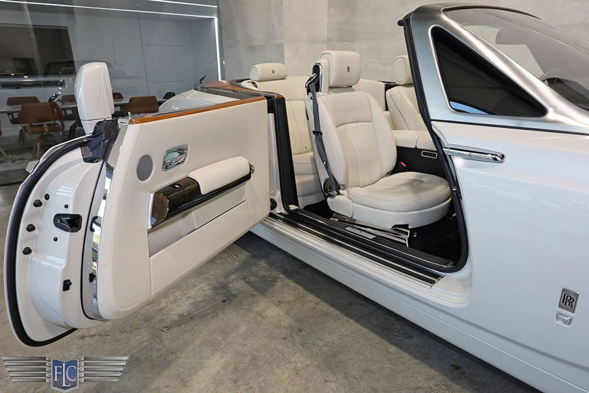 mph017_4726128_used_2013_rolls_royce_phantom_drophead_coupe_9689_22223521_18_1024_9272bb05b9