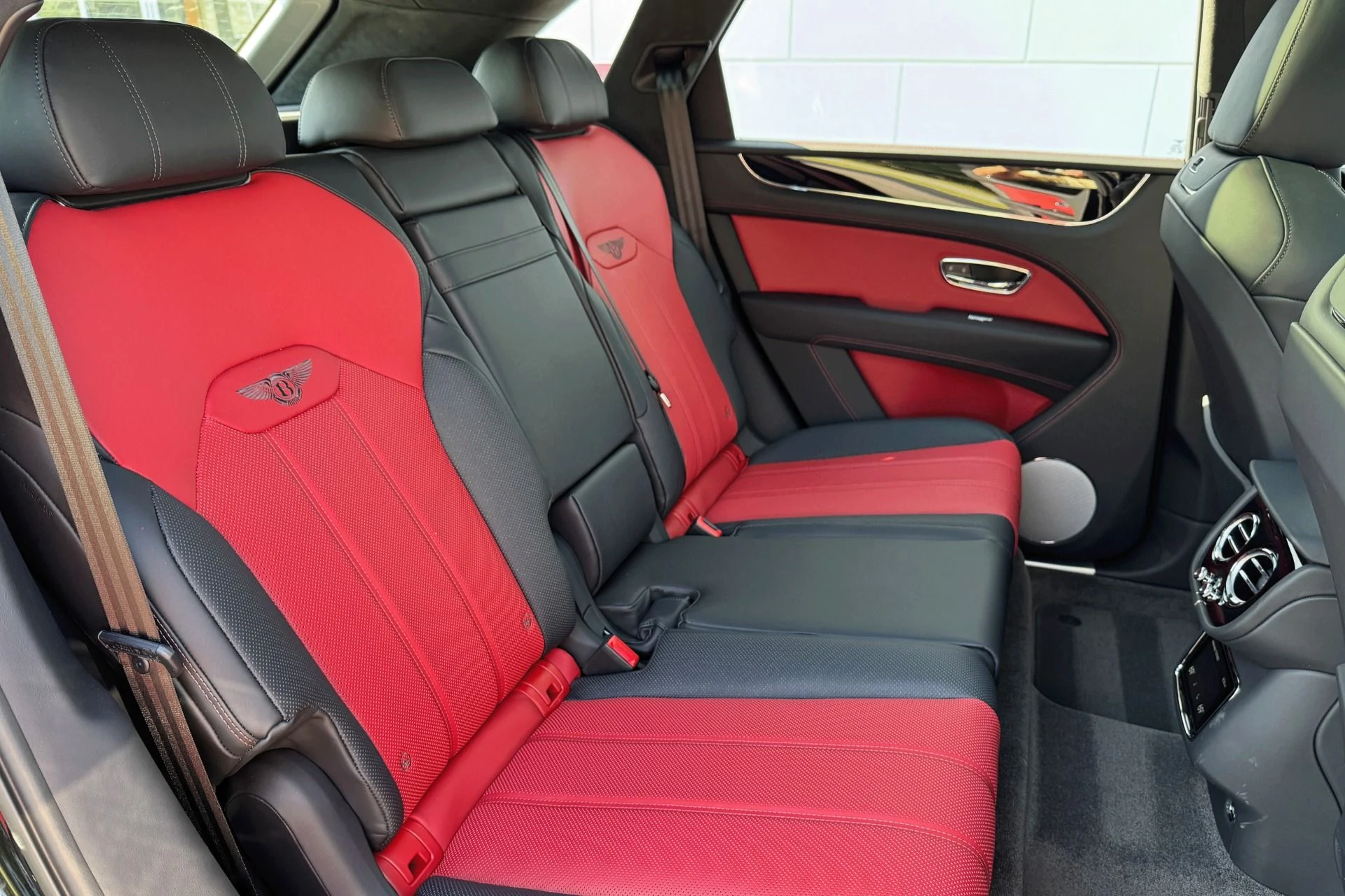 mph017_478477020_Used_2025_Bentley_Bentayga_V8_1758544256_bcd9122326