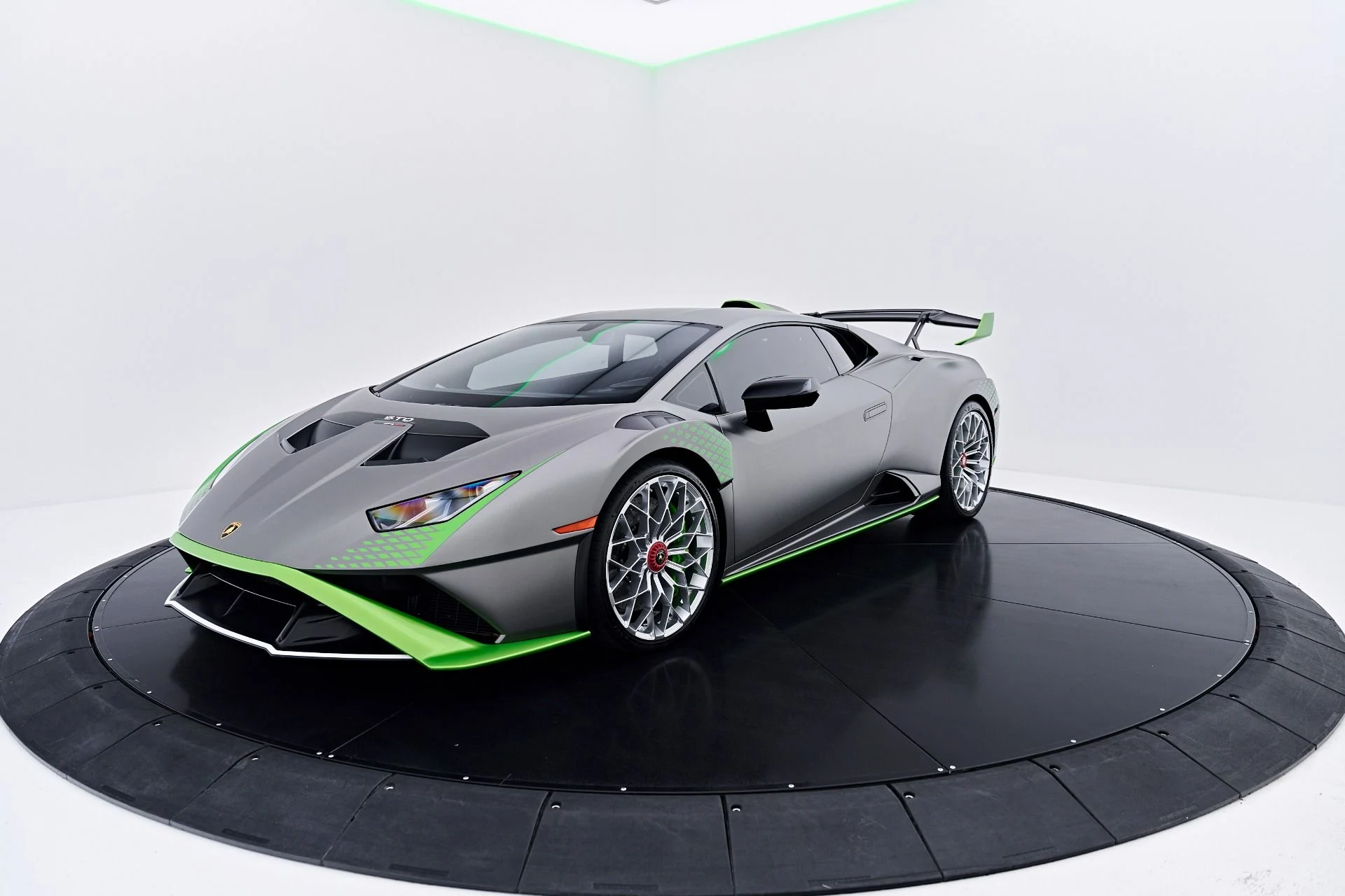 mph017_481987531_Used_2023_Lamborghini_Huracan_STO_Base_1784576236_e1bd63897a