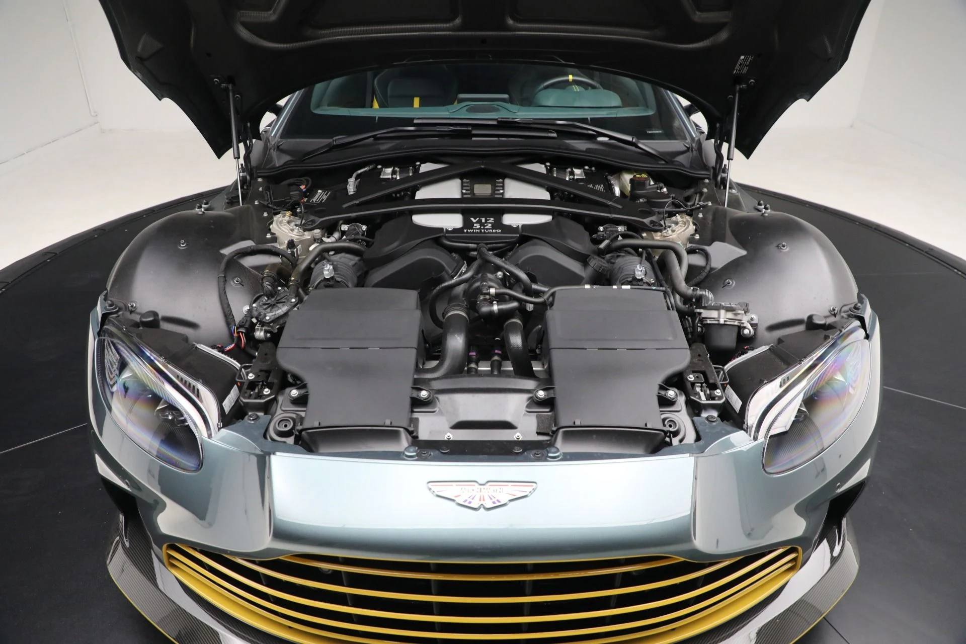 mph017_500456176_Used_2023_Aston_Martin_Vantage_V12_d497675368